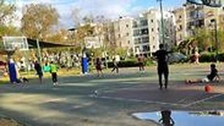 התקהלות אנשים בפארק הירקון בתל אביב