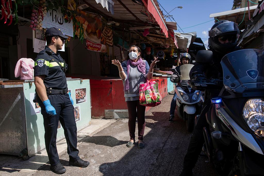 Police shut down Carmel Market in Tel Aviv (Photo: AP) שוק הכרמל