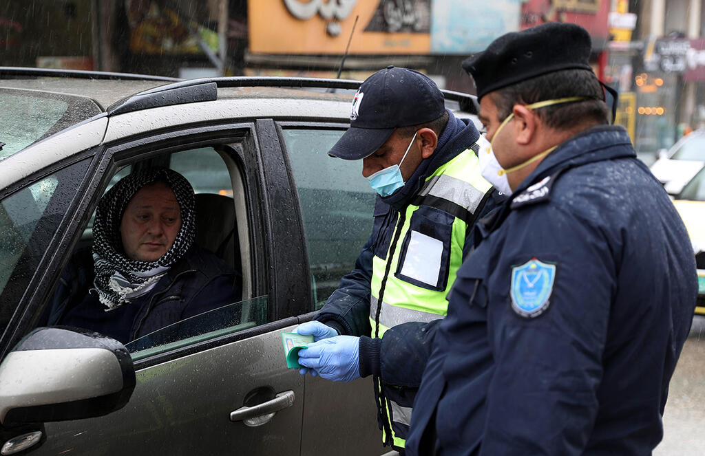 Palestinian police enforcing coronavirus travel restrictions in Hebron (Photo: EPA) שוטרים פלסטינים