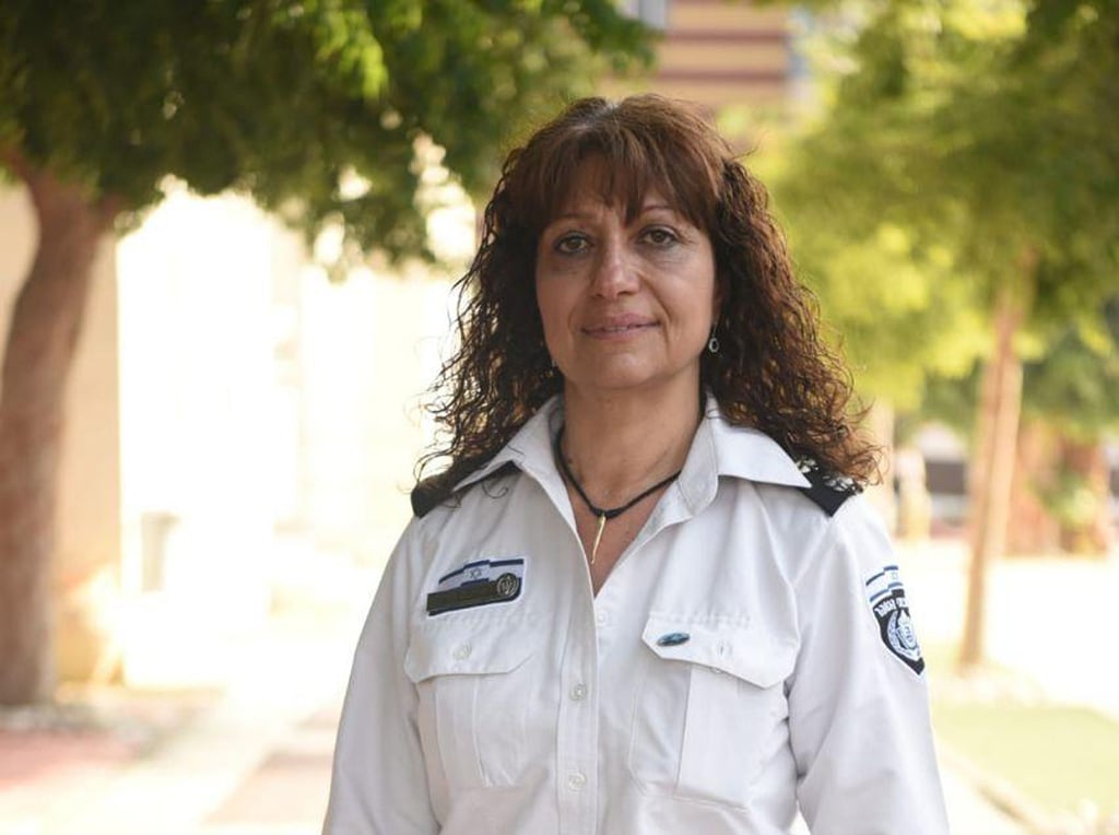 גונדר איילה חיים, ראש אגף האסיר. האסירים הפליליים מסתכלים מהצד (צילום: דוברות שב"ס) תת גונדר איילה חיים ראש חטיבת הכליאה בשרות בתי הסוהר