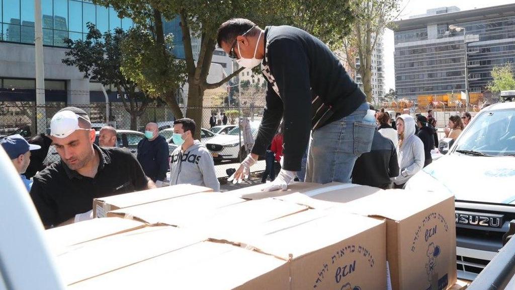 Charity food aid distribution in Israel (Photo: GPO) חלוקת מזון לקשישים ונזקקים ברחבי הארץ בצל התפשטות הקורונה