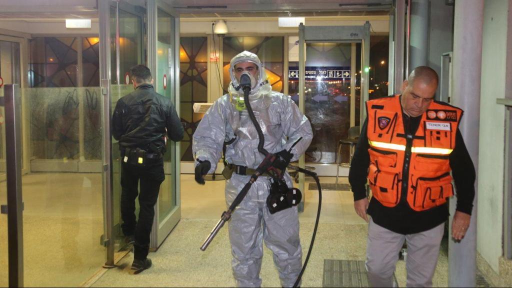 Disinfectant against coronavirus is sprayed at a Rishon Lezion train station (Photo: Moti Kimchi) חיטוי של תחנת רכבת משה דיין בראשון לציון