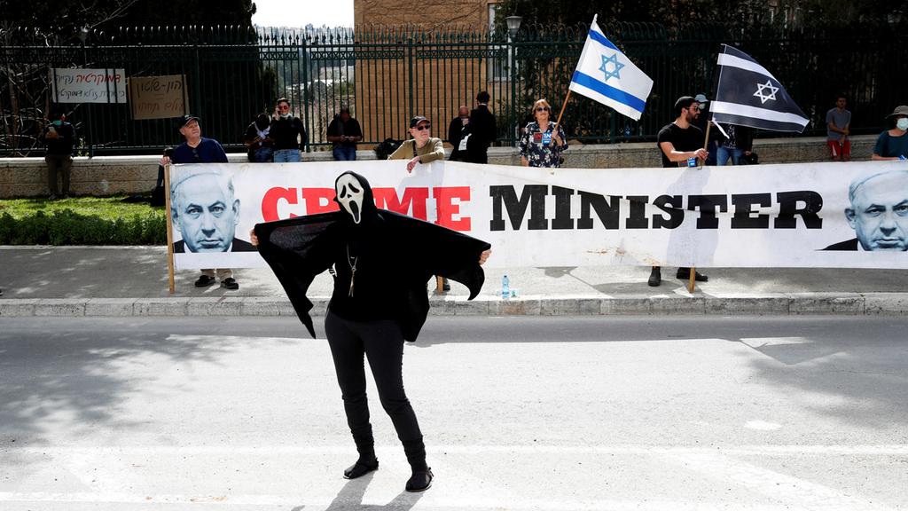 A protest against the closure of the Knesset (Photo: Reuters) מחאת הדגלים השחורים בכנסת : "מצילים את הדמוקרטיה"