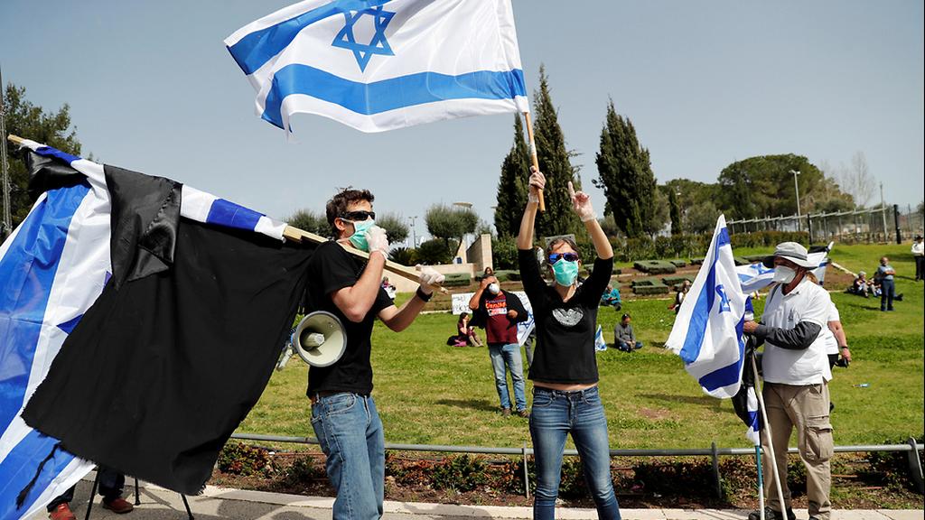 Protest against the closure of the Knesset during the coronavirus crisis (Photo: Reuters) מחאת הדגלים השחורים בכנסת : "מצילים את הדמוקרטיה"