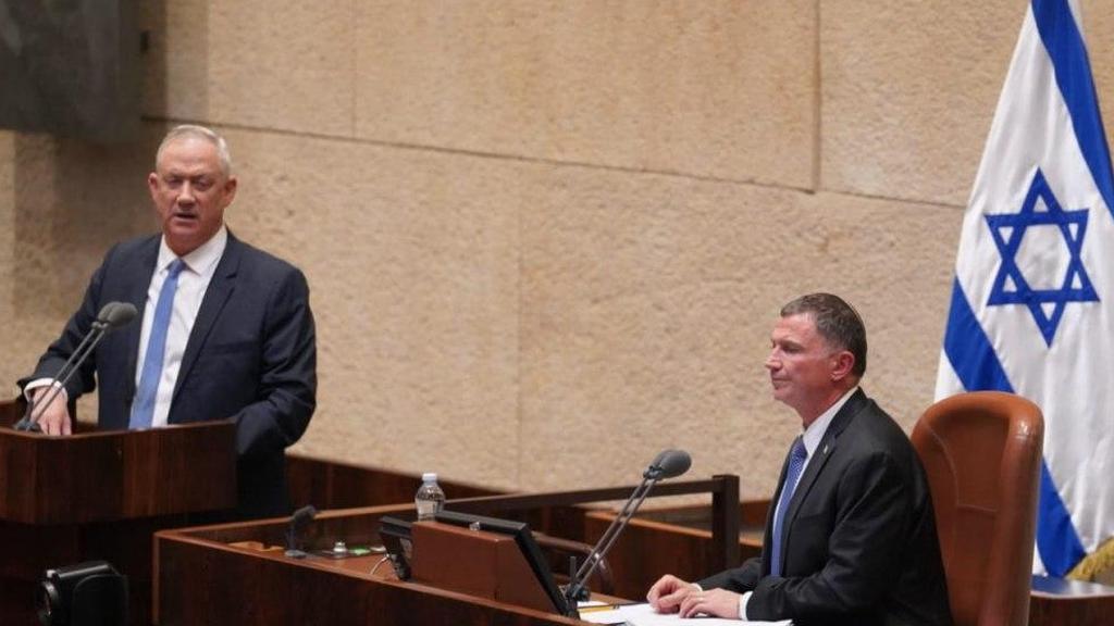 Blue & White leader Benny Gantz and SpeakerYuli Edelstein in the Knesset on Monday (Photo: The Knesset) בני גנץ