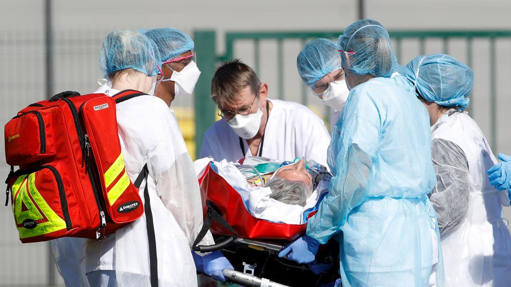 Coronavirus medical team at work in France (Photo: AP) נגיף הקורונה במולוז צרפת