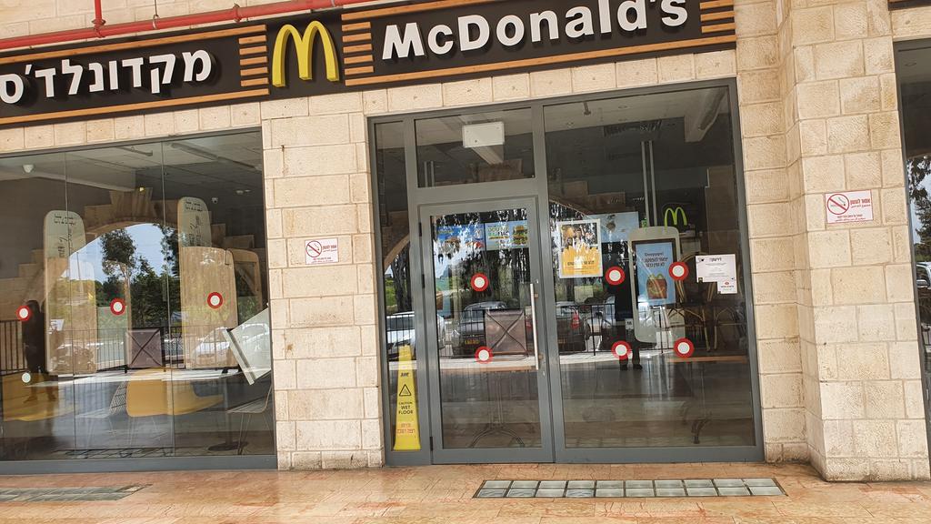 McDonald's restaurant in central Israel closed due to coronavirus crisis (Photo: Raanan Ben Tzur) McDonald's restaurant in central Israel closed due to coronavirus crisis