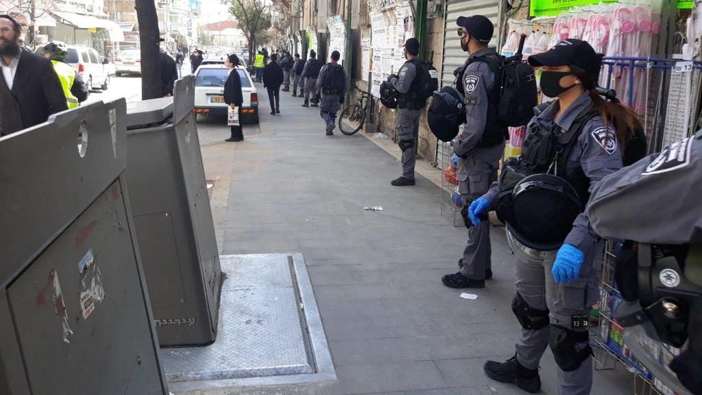 Police officers in a Haredi neighborhood of Jerusalem (Photo: Ami Cohen) פשיטה של המשטרה במאה שערים כנגד תושבים שמפרים את הנחיות משרד הבריאות