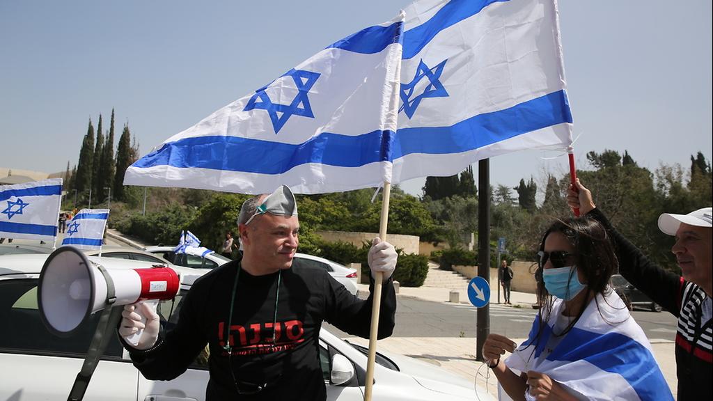 Israelis protest outside the High Court over Yuli Edelstein's refusal to hold a vote on a new Knesset speaker (Photo: Alex Kolomoisky) הפגנת הדגלים - שיירת רכבים מצילים את הדמוקרטיה מול בית המשפט העליון