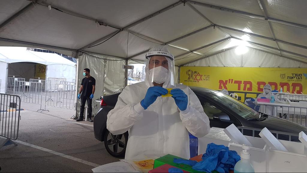 A 'drive-through' coronavirus testing site in Be'er Sheva (Photo: Sapir Aluk) מתחם "היבדק וסע" בבאר שבע