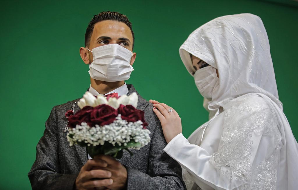 Gaza couple poses for wedding pictures with protective masks due to coronavirus