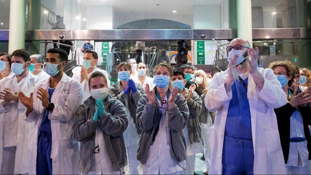 ספרד מדריד רופאים מגיבים ל מחיאות כפיים של אזרחים נגיף קורונה