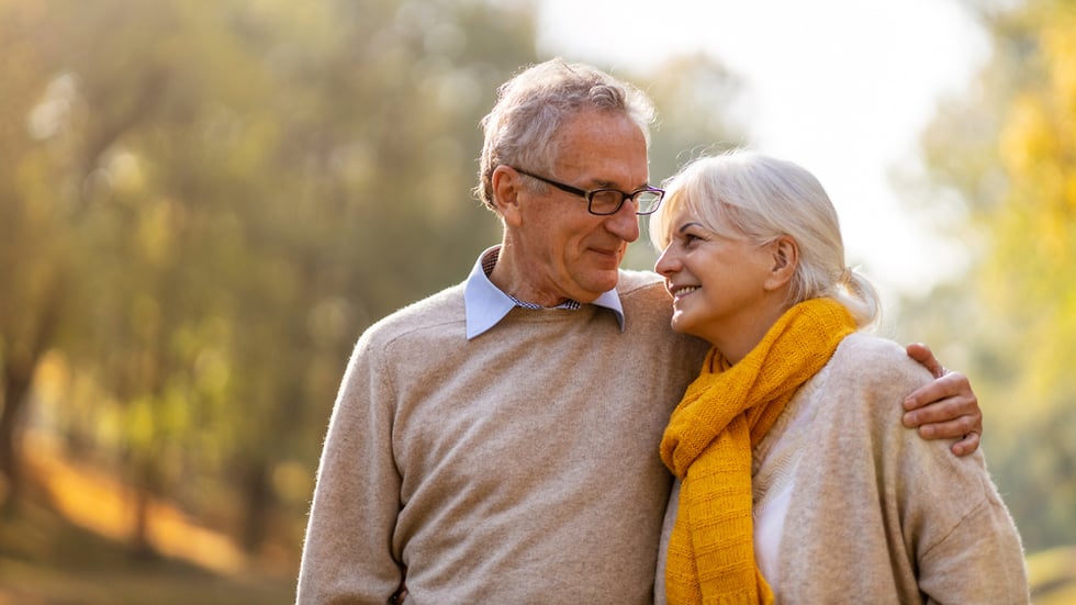 הקדישו יותר זמן למגע (צילום: Shutterstock) זוג מבוגר