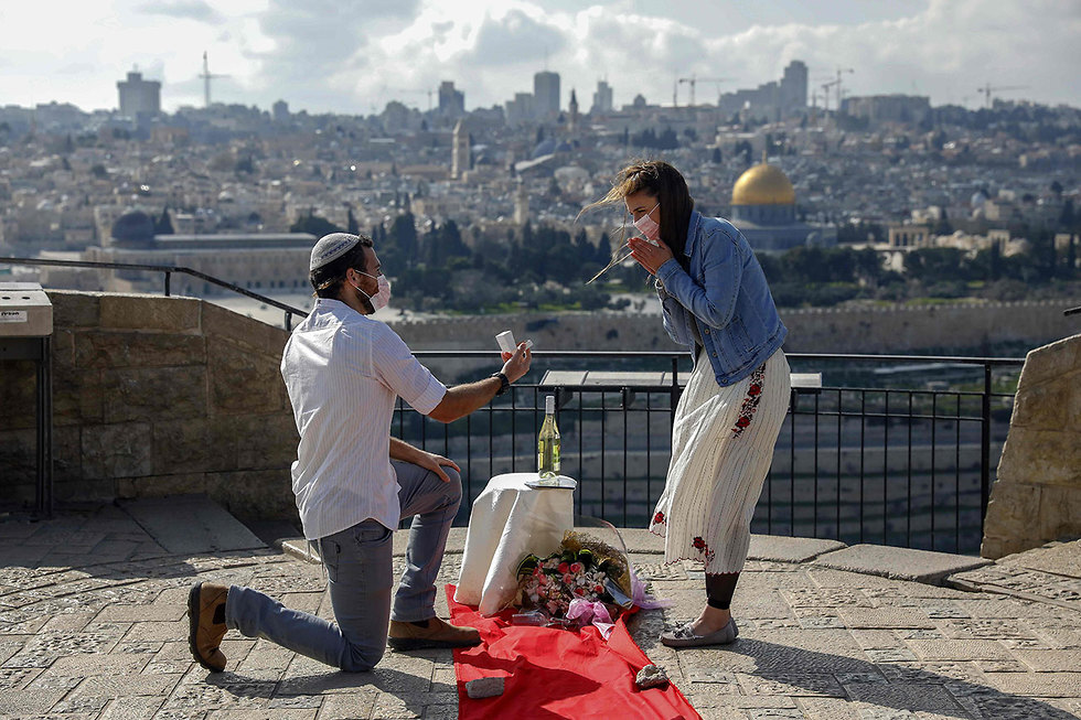 ארכיון (צילום: AFP) הצעת נישואים עם מסכות בצל נגיף הקורונה