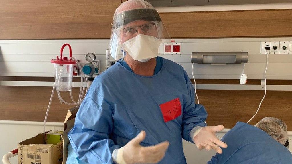 Ward director Dr. Daniel King prepares to visit a patient (Photo: Roy Rubinstein) מחלקת הקורונה בבית חולים מאיר בכפר סבא