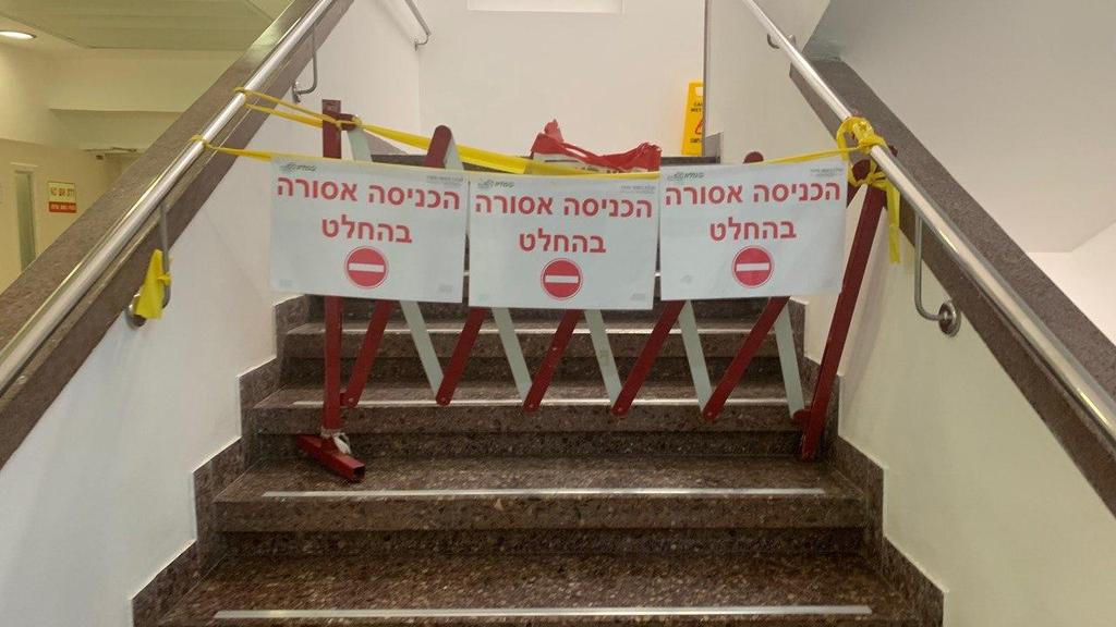 The entrance to the coronavirus ward at Meir Medical Center (Photo: Roy Rubinstein) מחלקת הקורונה בבית חולים מאיר בכפר סבא