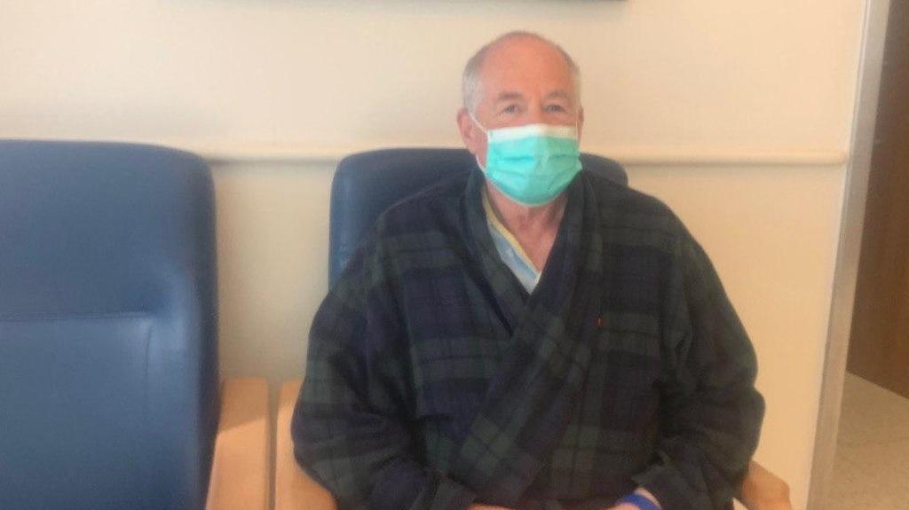 Martin, a coronavirus patient at Meir Medical Center (Photo: Roy Rubinstein) מחלקת הקורונה בבית חולים מאיר בכפר סבא