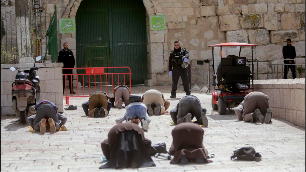 Muslims praying outside the shuttered gates of the Al-Aqsa Mosque (Photo: AP) Muslims praying outside the shuttered gates of the Al-Aqsa Mosque
