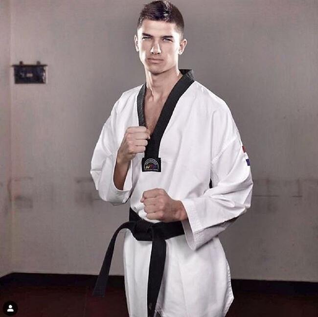 רק מהמבט שלו אנחנו נכנעים. טוני קנאט (צילום: אינסטגרם) רק מהמבט שלו אנחנו נכנעים. טוני קנאט