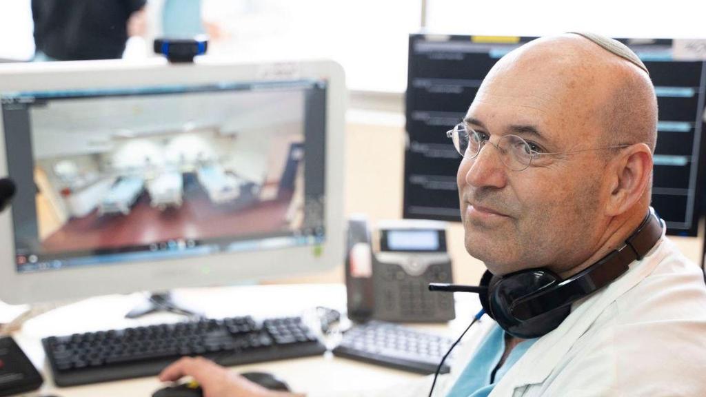 Remote supervision of coronavirus ward at Sharon Hospital near Tel Aviv (Photo: Rami Zerneger) בית חולים השרון