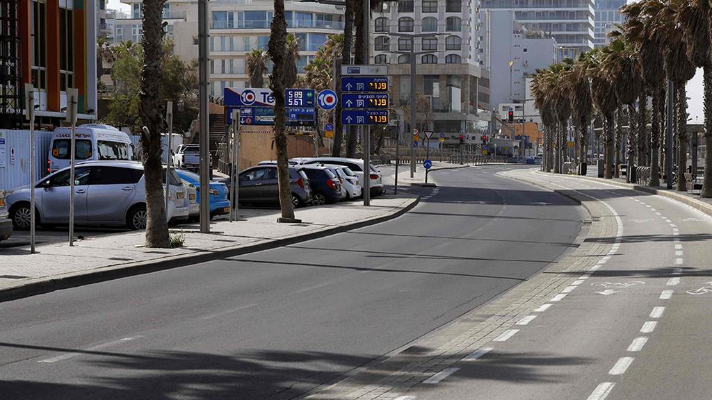 חוף ים ורחובות ריקים ב תל אביב