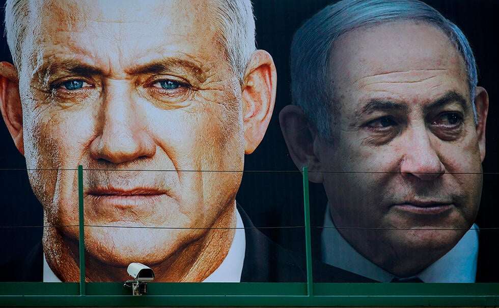 ארכיון (צילום: AFP) שלט בנימין נתניהו בני גנץ לקראת ממשלת אחדות