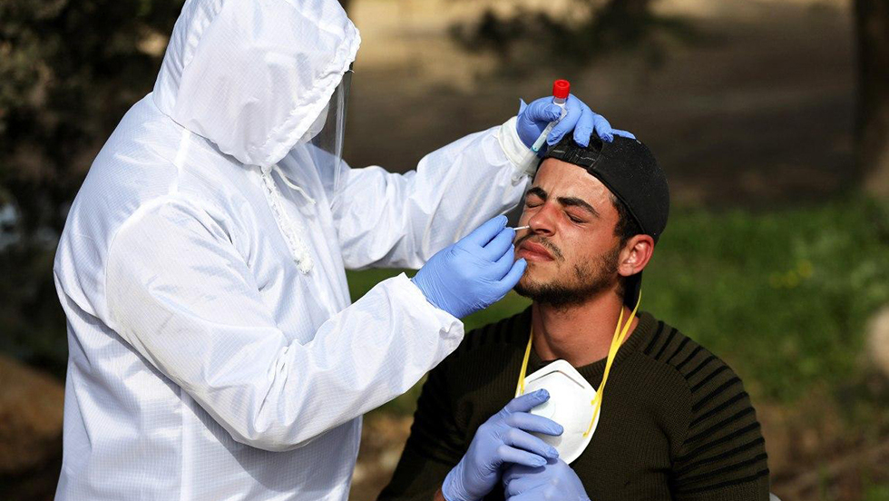 Testing for coronavirus in Hebron (Photo: EPA) בדיקת קורונה מטוש מטושים פלסטינים תרקומיא חברון