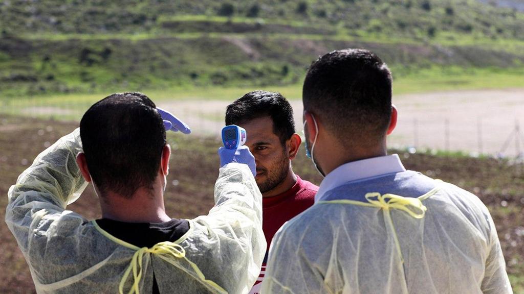 A Palestinian returning from work in Israel being tested for coronavirus near Hebron (Photo: EPA) בדיקת קורונה מטוש מטושים פלסטינים תרקומיא חברון