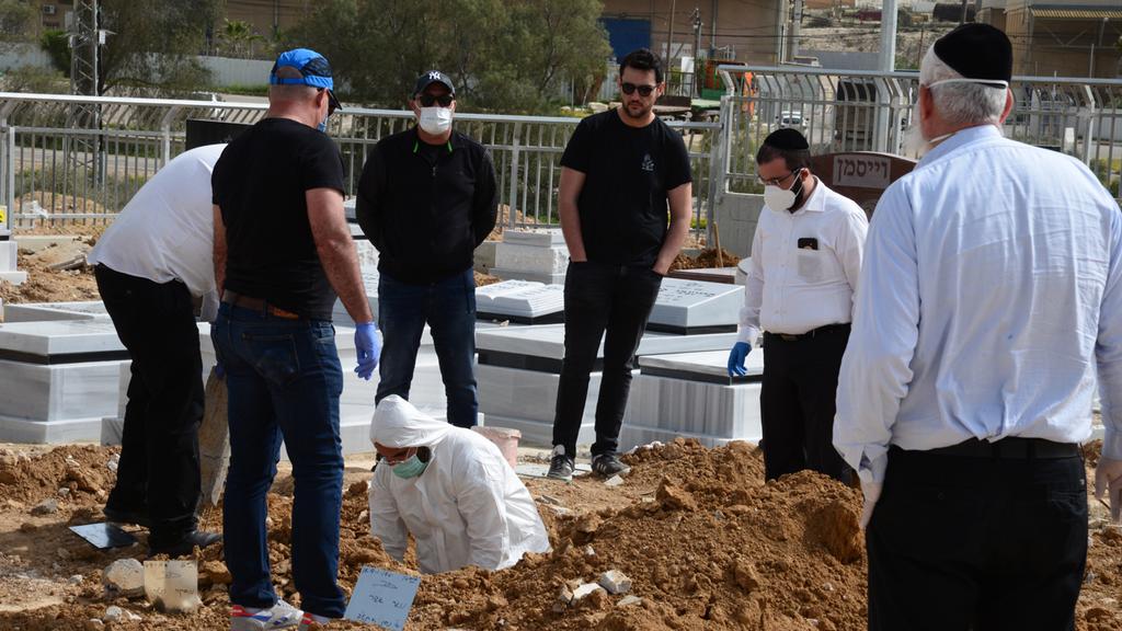 The funeral for a coronavirus patient in israel (Photo: Herzl Yosef) הלוויתו של אברהם ארושס בן ה- 93 אשר נפטר מנגיף הקורונה