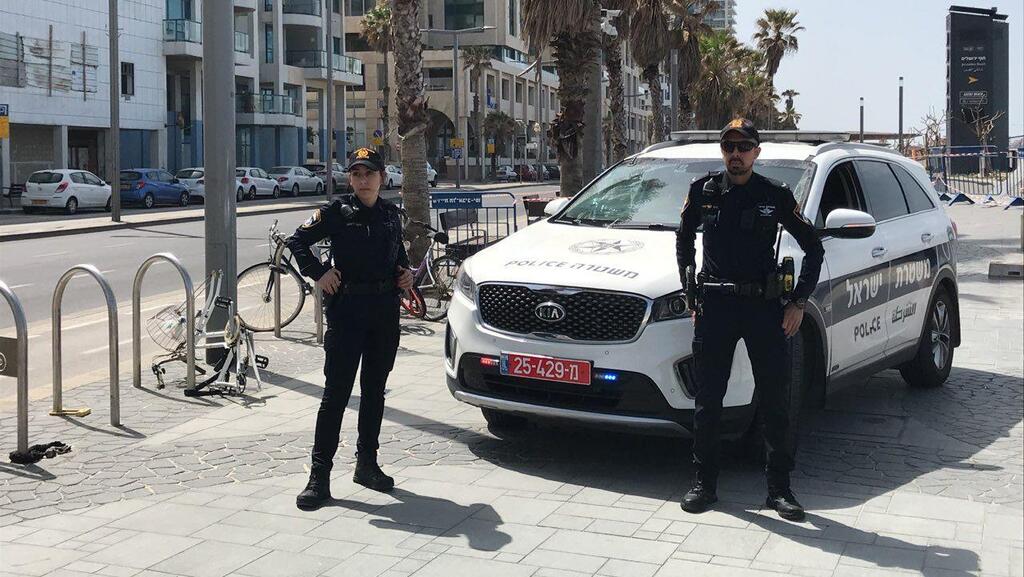 Police officers on a deserted Tel Aviv street as Israelis began to hunker down (Photo: Moti Kimchi) טיילת תל אביב ריקה בשבת בבוקר