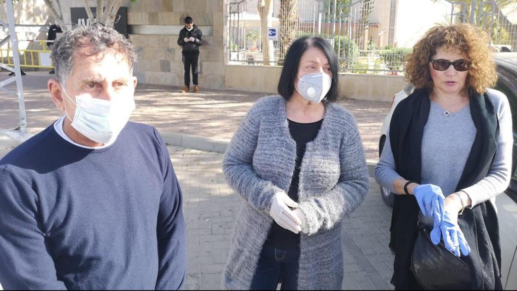 בני משפחות של דיירים בבית האבות משען המוחאים על כך שלא בודקים את כולם