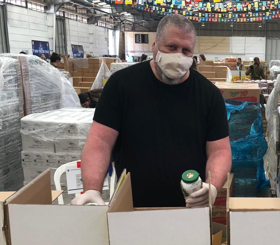 Latet Executive Director Eran Weintrob assisting at a food bank during the pandemic (Photo: Courtesy) מנכ"ל לתת ערן וינטרוב (משמאל) וגד בן ארי, מנכ"ל הקרן לידידות. צילום: יח"צ