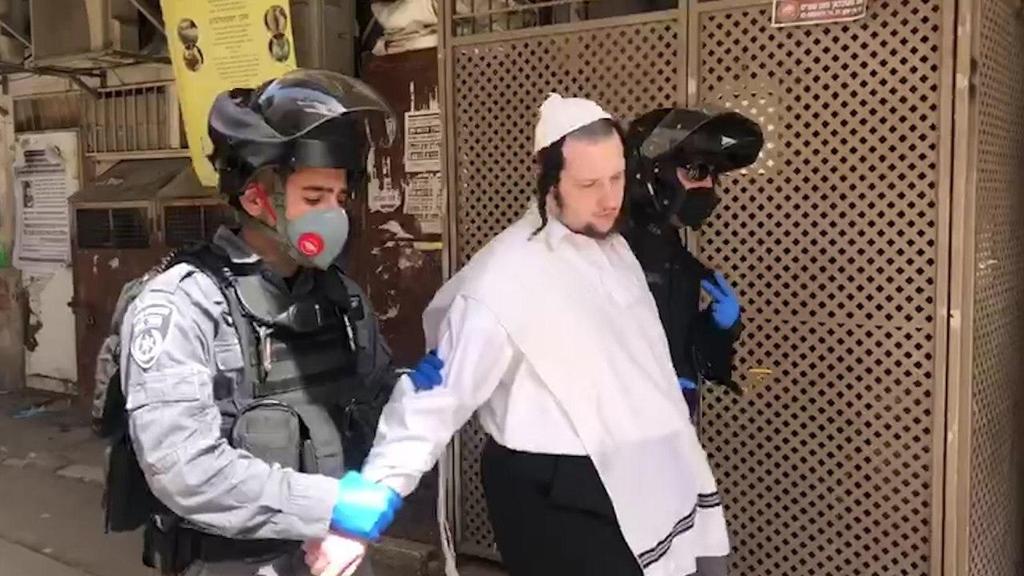 Police arrest a Haredi man for violating coronavirus regulations in Jerusalem (Photo: Gilad Cohen) אכיפה של המשטרה במאה שערים
