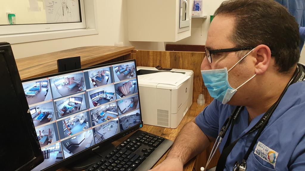 Observing coronavirus patients at Hillel Yaffe Hospital in Hadera (Photo: Dafna Nevo) טיפול בחולי קורונה במרכז הרפואי הלל יפה בחדרה