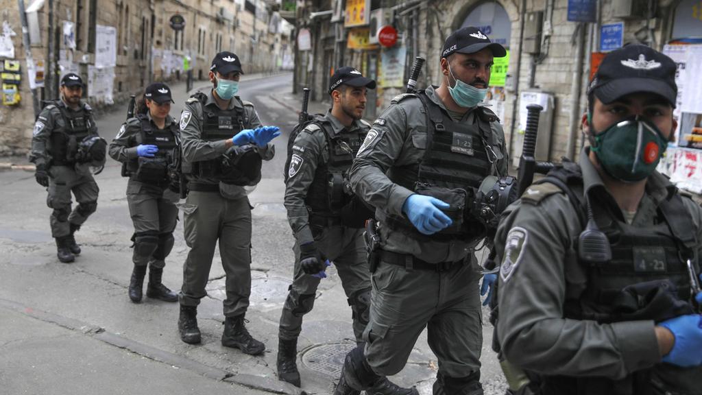Police forces in Jerusalem (Photo: AFP) נגיף קורונה הקורונה משטרה שוטרים מג"ב מסכה מסכות אכיפה ב ירושלים