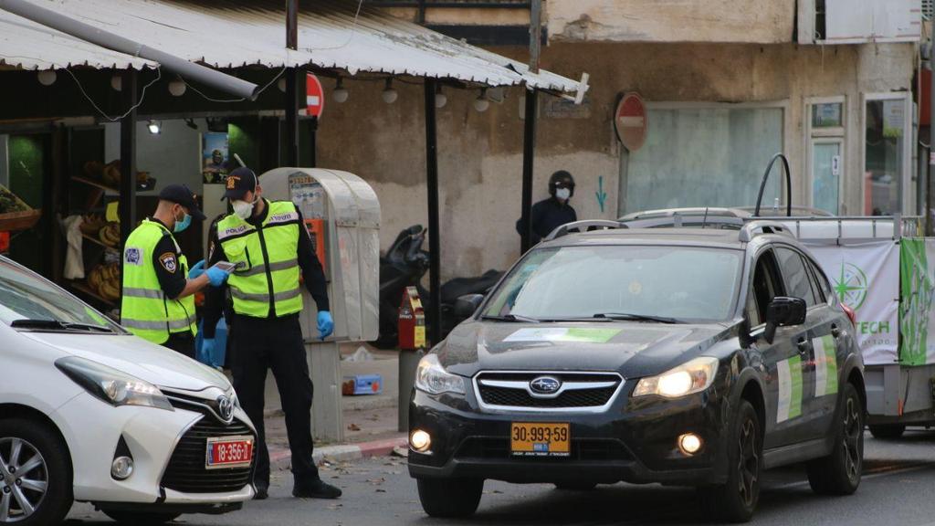Police officers enforcing coronavirus regulations in the ultra-Orthodox city of Bnei Brak בדיקת תעודות זהות בבני ברק
