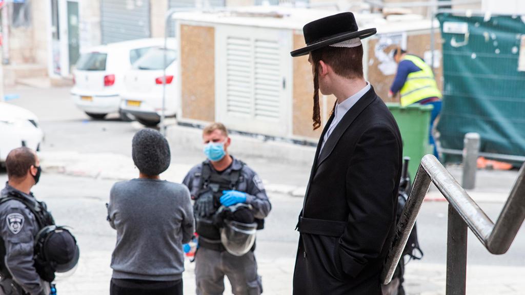 Police officers enforce the quarantine in Jerusalem (Photo: Shalev Shalom) חיילי צה"ל עוזרים למשטרה באכיפת הנחיות משרד הבריאות בצל התפשטות הקורונה