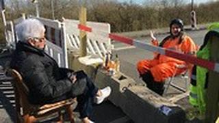 זוג קשישים מ דנמרק ו גרמניה שומרים על קשר בגבול שנסגר בגלל ה קורונה