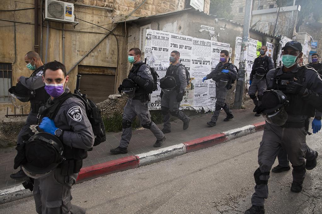 Police officers enforcing coronavirus regulations in the ultra-Orthodox area of Mea Shearim in Jerusalem (Photo: Getty Images) אכיפת המשטרה בשכונת מאה שערים בירושלים