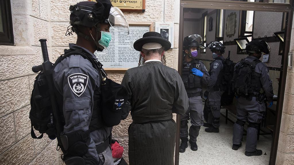 Police officers enforcing coronavirus regulations in the ultra-Orthodox area of Mea Shearim in Jerusalem (Photo: Getty Images) אכיפת המשטרה בשכונת מאה שערים בירושלים