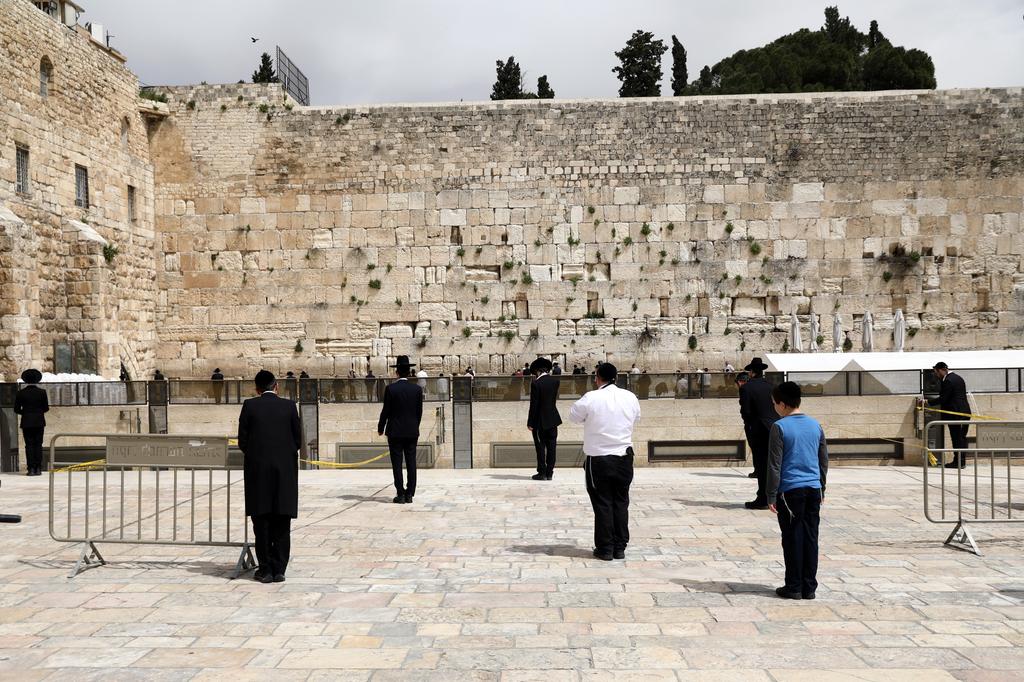 Jewish worshippers practice social distancing at the Western Wall in Jerusalem, March 31, 2020 (Photo: Reuters) Jewish worshippers practice social distancing at the Western Wall in Jerusalem, March 31, 2020