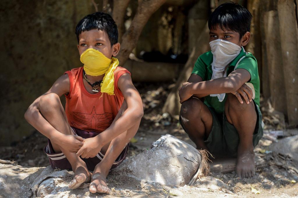 Indian children wear makeshift masks against coronavirus (Photo: AFP) Indian children wear makeshift masks against coronavirus