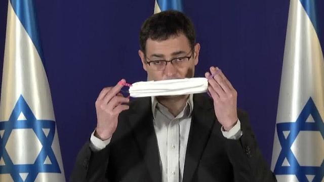 בר סימן טוב. הפרויקטור הבא? (צילום: לע"מ) משה בר סימן טוב מציג מסכה מאולתרת