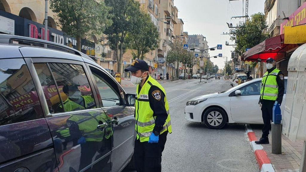 Police roadblock at the entrance to Bnei Brak משטרה ומחסומים בכניסה לבני ברק