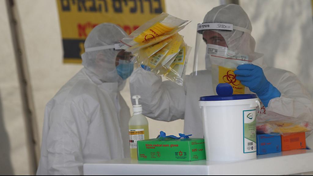 Healthcare professionals man a 'drive through' coronavirus testing site in Jerusalem (Photo: Alex Kolomoisky) מתחם " היבדק וסע" בירושלים