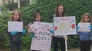בשכונה של תמר אידלסון, שחגגה יום הולדת 93, התנדבו לשמח אותה ולשיר לה מתחת לחלון