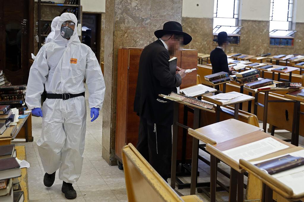 Police officers in protective gear at a Bnei Brak synagogue (Photo: AFP) שוטרים בישיבה בבני ברק