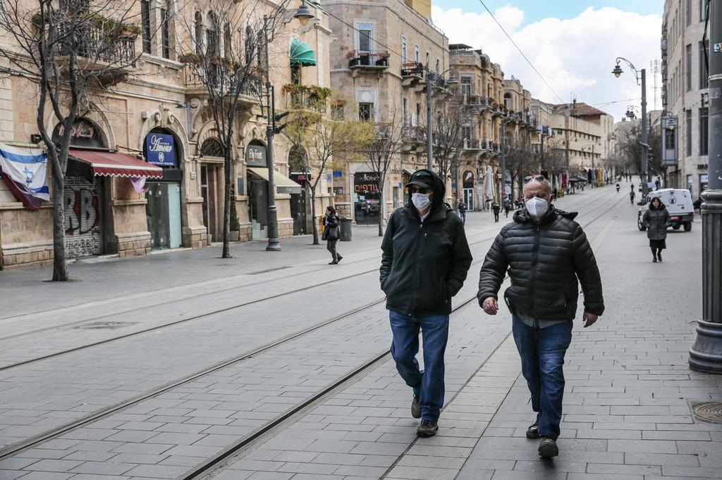 Jerusalem residents wearing protective surgical masks during coronavirus outbreak (Photo: Alex Kolomoisky) אנשים עם מסכות ברחוב