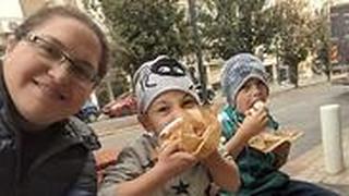 ד"ר נטע ויס עם ילדיה