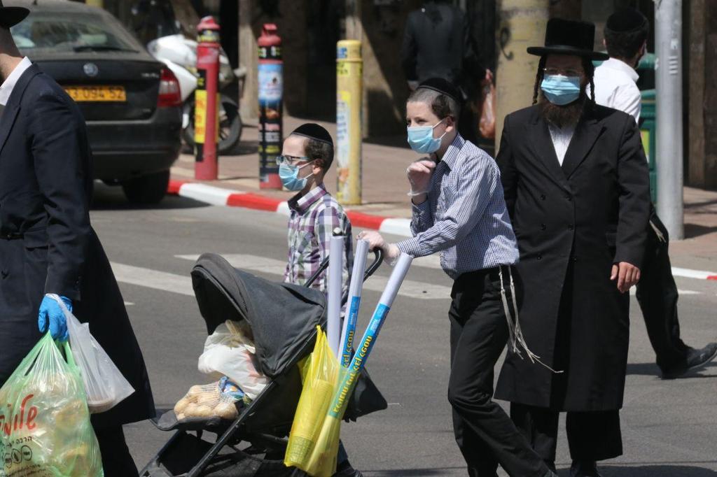 Residents of Bnei Brak wear masks against coronavirus (Photo: Moti Kimchi) בני ברק הוכרזה כ"אזור מוגבל"